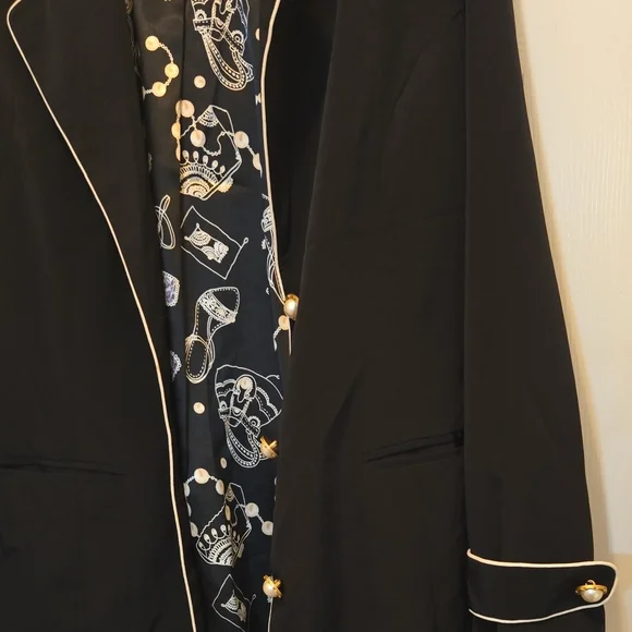 Black and Gold Blazer with Tailored Silhouette - Picture 5 of 8